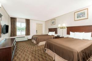 A bed or beds in a room at Howard Johnson by Wyndham Springfield