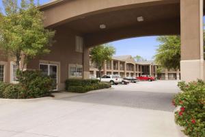vistas a un edificio con aparcamiento en Howard Johnson by Wyndham Grand Prairie Near Lone Star Park, en Grand Prairie