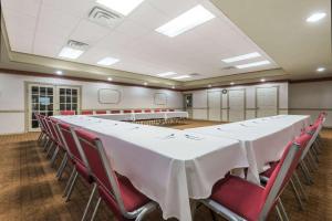 Zona de afaceri și/sau sala de conferințe de la Howard Johnson by Wyndham Springfield
