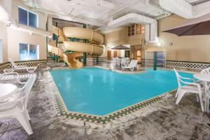 een zwembad met glijbaan in een hotelkamer bij Wingate by Wyndham - Edmonton West in Edmonton