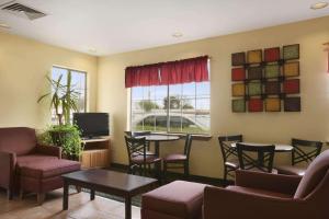 Gallery image of Howard Johnson by Wyndham Grand Prairie Near Lone Star Park in Grand Prairie