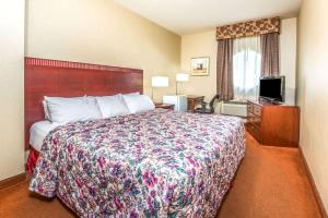 Cama ou camas em um quarto em Howard Johnson by Wyndham Toronto Downtown West