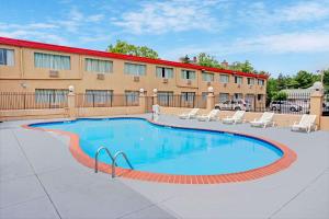 una gran piscina frente a un hotel en Howard Johnson by Wyndham Pikesville, en Pikesville