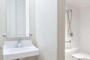 Ein Badezimmer in der Unterkunft Microtel Inn & Suites by Wyndham Uncasville Casino Area