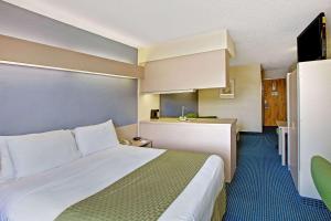 Ένα ή περισσότερα κρεβάτια σε δωμάτιο στο Microtel Inn & Suites by Wyndham Statesville +14 φωτογραφίες