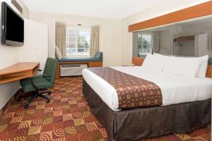 מיטה או מיטות בחדר ב-Microtel Inn & Suites by Wyndham Denver Airport