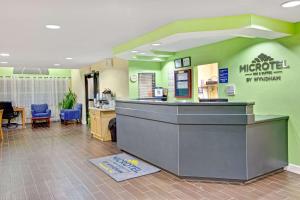 Ο χώρος του λόμπι ή της ρεσεψιόν στο Microtel Inn & Suites by Wyndham Statesville