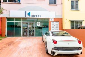 een witte auto geparkeerd voor een hotel bij K Hotel 12 in Singapore