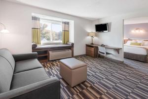 TV a/nebo společenská místnost v ubytování Microtel By Wyndham Victor