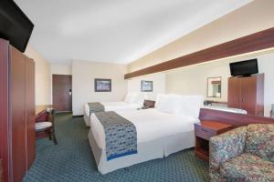 A bed or beds in a room at Microtel Inn & Suites by Wyndham Hamburg