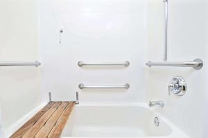 La salle de bains est pourvue d'une baignoire et d'un comptoir en bois. dans l'établissement Microtel Inn & Suites, Morgan Hill, à Morgan Hill