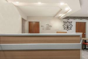 a waiting room at the mendez dental clinic at Microtel Inn & Suites by Wyndham Auburn in Auburn