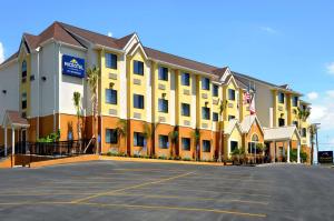 ニューブローンフェルズにあるMicrotel Inn & Suites by Wyndham New Braunfels I-35のホテルの正面に駐車場があります。