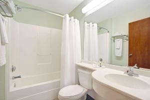 Koupelna v ubytování Microtel Inn and Suites - Inver Grove Heights