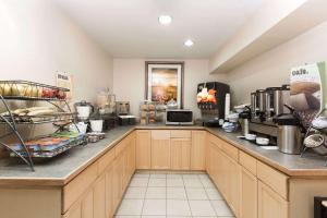 Kuchyň nebo kuchyňský kout v ubytování Baymont Inn & Suites by Wyndham Anchorage Airport