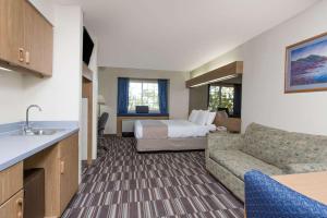 Posezení v ubytování Baymont Inn & Suites by Wyndham Anchorage Airport