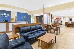 The lounge or bar area at Microtel Inn & Suites - Kearney