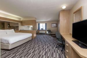Postel nebo postele na pokoji v ubytování Baymont Inn & Suites by Wyndham Anchorage Airport