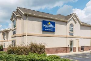 una señal para un edificio de oficinas microsoft en Microtel Inn & Suites by Wyndham Auburn, en Auburn