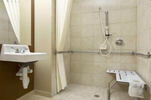 Ett badrum på Microtel Inn & Suites by Wyndham Odessa TX