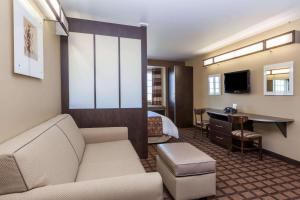 Microtel Inn & Suites by Wyndham Wheeler Ridge TV 또는 엔터테인먼트 센터