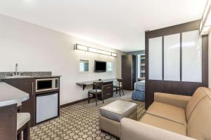 Zona de estar de Microtel Inn & Suites by Wyndham Spring Hill/Weeki Wachee