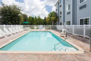Swimming pool sa o malapit sa Microtel Inn & Suites by Wyndham Spring Hill/Weeki Wachee