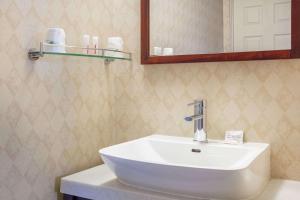 Bathroom sa Howard Johnson Inn by Wyndham Kingston
