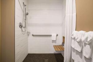 Vannituba majutusasutuses Microtel Inn & Suites by Wyndham Blackfalds