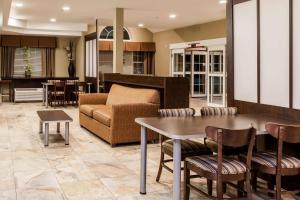 a living room with a table and a couch at Microtel Inn & Suites by Wyndham Wheeler Ridge in Wheeler Ridge