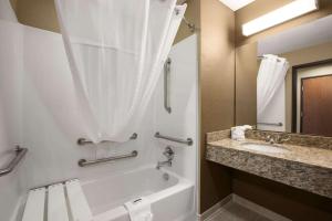 Koupelna v ubytování Microtel Inn & Suites by Wyndham Kenedy Karnes City