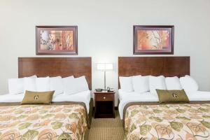Voodi või voodid majutusasutuse Ramada by Wyndham Olds toas