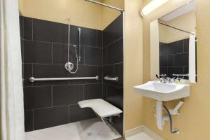 Koupelna v ubytování Microtel Inn & Suites by Wyndham Round Rock