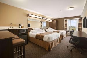 Voodi või voodid majutusasutuse Microtel Inn & Suites by Wyndham Blackfalds toas