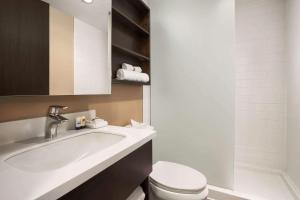 Vannituba majutusasutuses Microtel Inn & Suites by Wyndham Blackfalds
