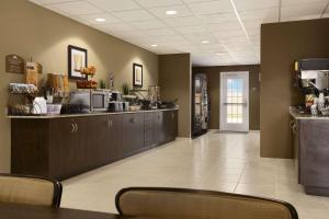 Příslušenství pro přípravu čaje a kávy v ubytování Microtel Inn & Suites by Wyndham Kenedy Karnes City