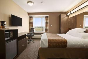 Voodi või voodid majutusasutuse Microtel Inn & Suites by Wyndham Blackfalds toas