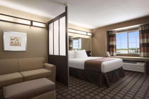 Postel nebo postele na pokoji v ubytování Microtel Inn & Suites by Wyndham Kenedy Karnes City