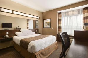 Voodi või voodid majutusasutuse Microtel Inn & Suites by Wyndham Blackfalds toas