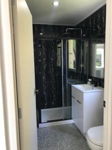Ванная комната в Te Puia Hot Springs Hotel