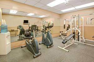 
The fitness center and/or fitness facilities at Howard Johnson by Wyndham Albuquerque Midtown
