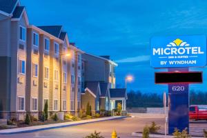 um sinal para uma estalagem e suites microtel em Microtel Inn & Suites by Wyndham Cadiz em Cadiz