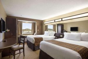 Un pat sau paturi într-o cameră la Microtel Inn & Suites by Wyndham Cambridge