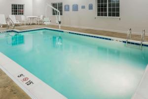 ein großer Pool mit blauem Wasser in der Unterkunft Microtel Inn & Suites by Wyndham Altoona in Altoona