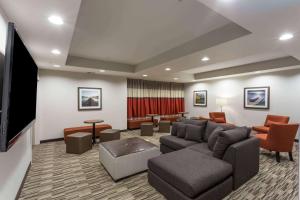 A seating area at Microtel Inn and Suites by Wyndham Kitimat