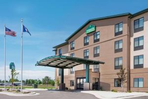 un hotel con una bandera americana delante de él en Wingate by Wyndham Sidney, en Sídney