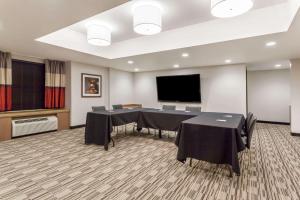 Sala de conferencias con mesas y TV de pantalla plana en Microtel Inn & Suites by Wyndham Kirkland Lake, en Kirkland Lake