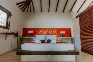 sypialnia z dużym łóżkiem w pokoju w obiekcie Vanina Villas w mieście Matara
