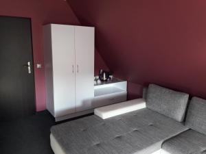 Zimmer mit 2 Stühlen und einem weißen Schrank in der Unterkunft Topolowa in Zgierz