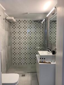 Koupelna v ubytování Elounda Canali Apts + 10 fotografií